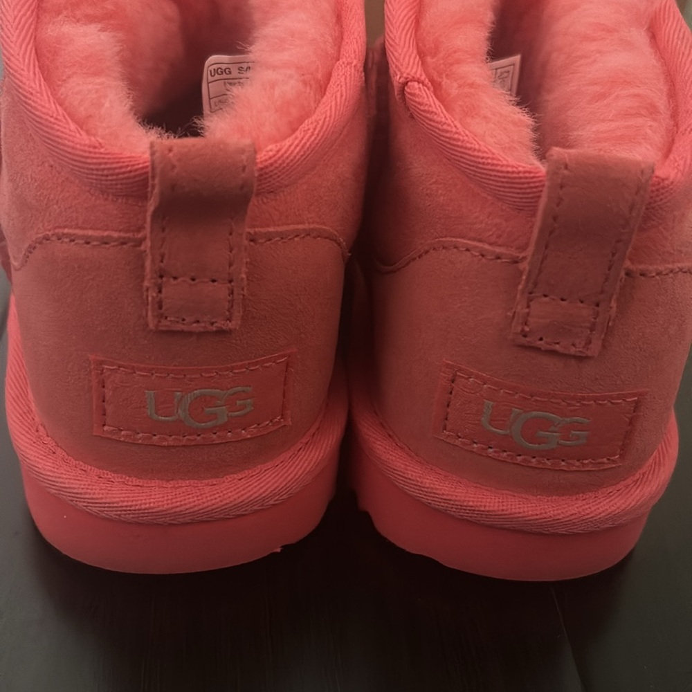 Kids Classic Ultra Mini size 4 Ugg with Box - Picture 3 of 8